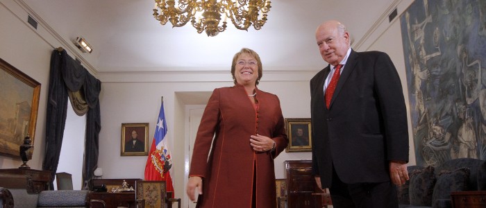 Bachelet a la baja, Insulza en alza