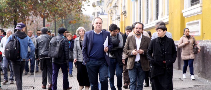 Académicos de universidades estatales entregan carta en La Moneda