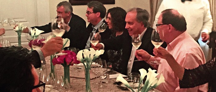 Noche de copas en residencia de Chile en Washington