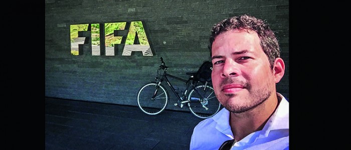 El chileno que llegó a la Fifa en bicicleta